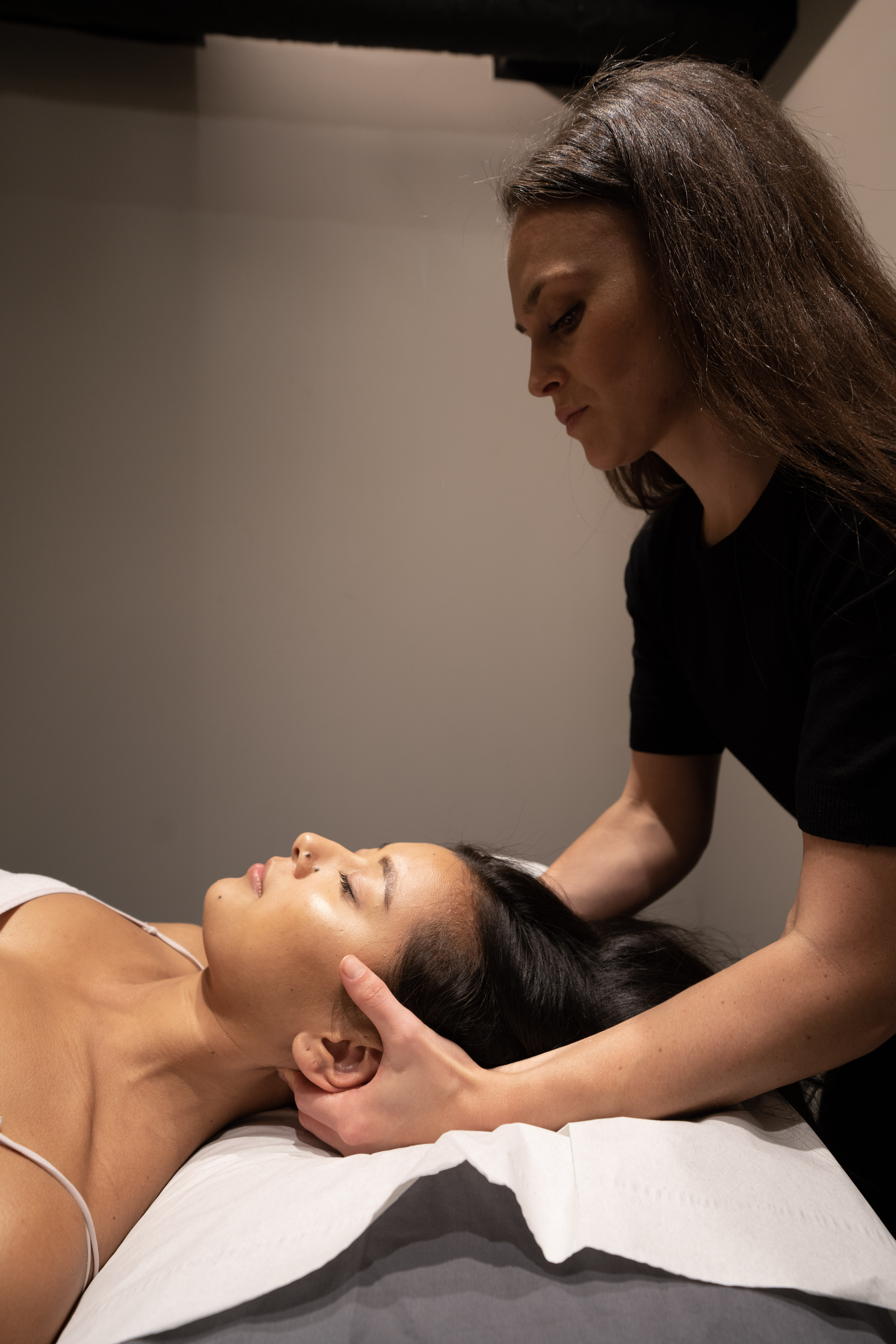 osteopath treating neck pain in victoria clinic